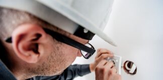 Jakie narzędzia powinien mieć elektryk?